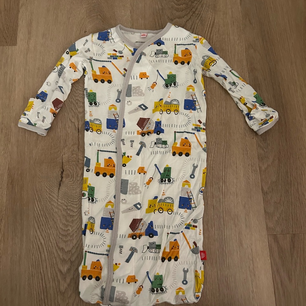 Magnetic sleep sack